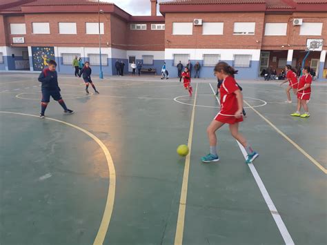 Alumnas escolares jugando campeonato deportivo