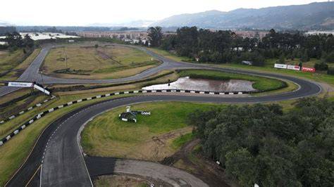 Autódromo de Tocancipá y autos de carrera