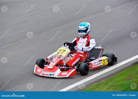 Jóvenes pilotos en karting de competencia