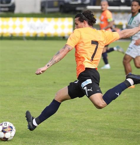 Luis Paradela celebra gol con Carlos Mora