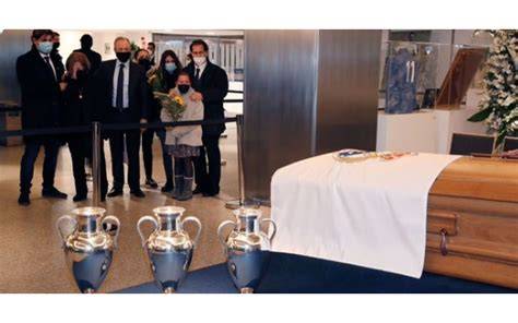 Bernabéu imponiendo la Laureada a Paco Gento
