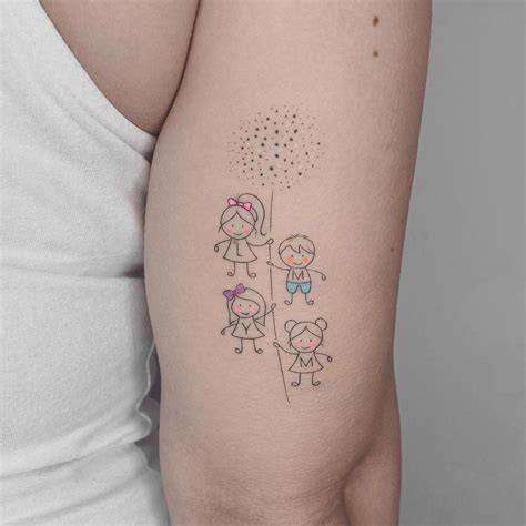 tatuaje familiar con balón y nombres