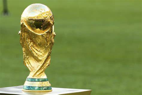 Balón de fútbol y trofeo mundial