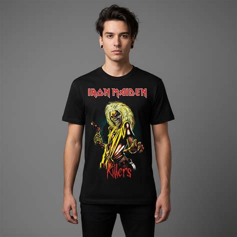 Rubia con camiseta negra de Iron Maiden