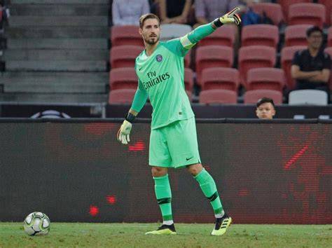 Kevin Trapp atajando durante un partido