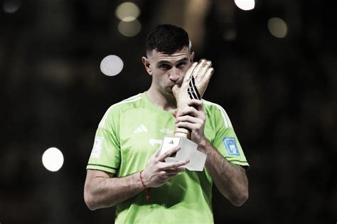 Emiliano Martínez celebra título del Arsenal