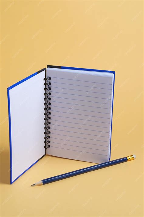lápiz y liga junto a cuaderno