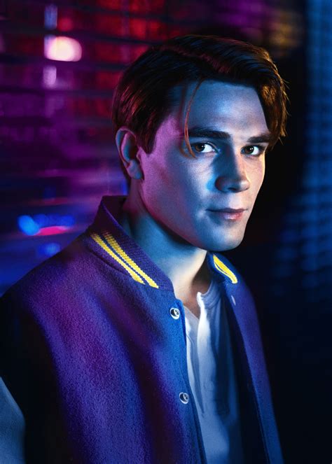 Archie Andrews jugando rugby en Riverdale