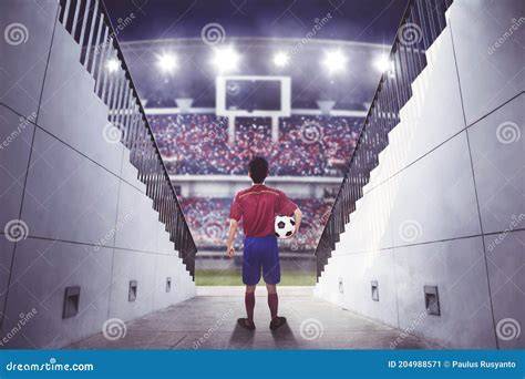 futbolista entrando a la cancha