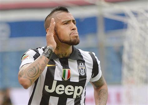 Arturo Vidal ejecutando penal con Juventus
