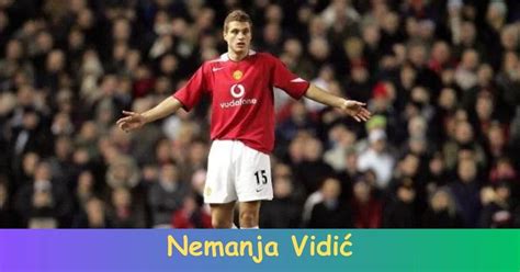 Nemanja Vidić con camiseta número 15