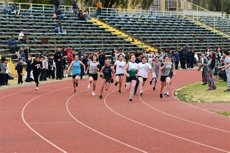 Competencia escolar de atletismo en pista