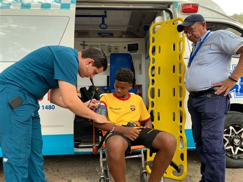 Asistencia médica en tribuna de fútbol