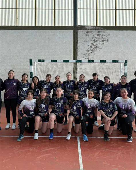 Equipo femenino de handball en cancha