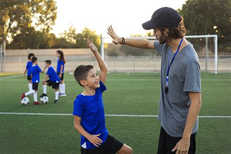 Entrenador de fútbol con camiseta deportiva