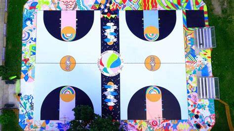 Cancha de básquetbol intervenida con arte urbano