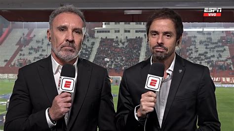 Mariano Closs relatando partido de fútbol