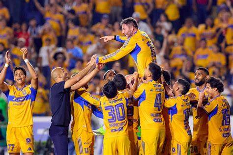 Chamagol celebra gol con Tigres