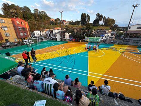 Cancha comunitaria en campamento chileno