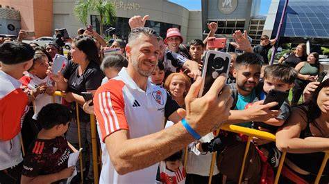 Hinchas de River reciben al plantel en Mendoza
