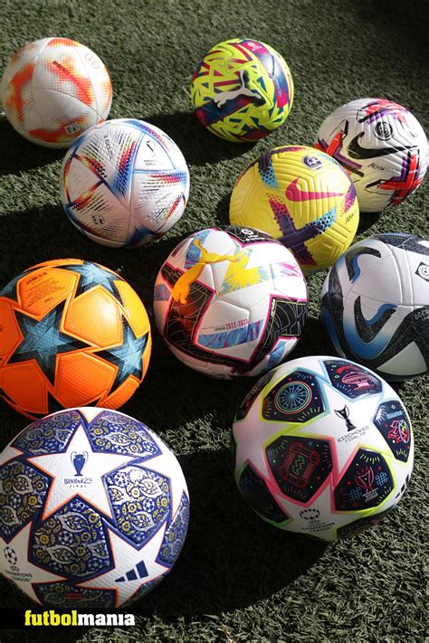 Pelotas de fútbol multicolor en cancha