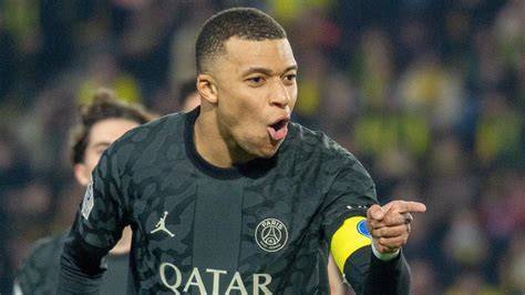 Mbappé celebrando gol en Ligue 1