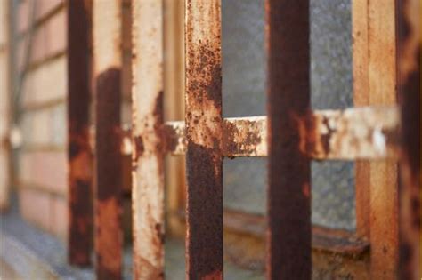 Cancha deteriorada con rejas oxidadas