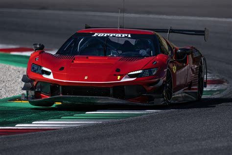 Ferrari 296 GT3 en carrera de resistencia