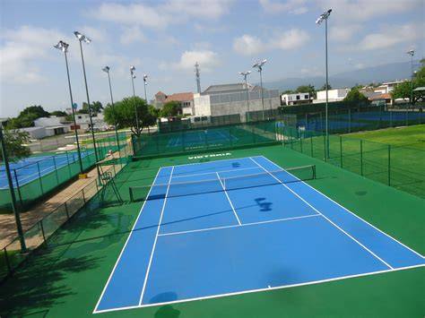 Cancha de tenis en complejo deportivo