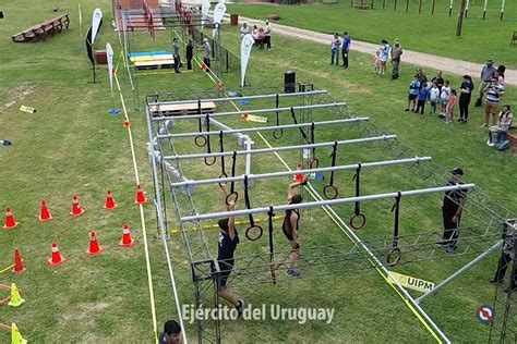 Cancha militar con obstáculos y estaciones