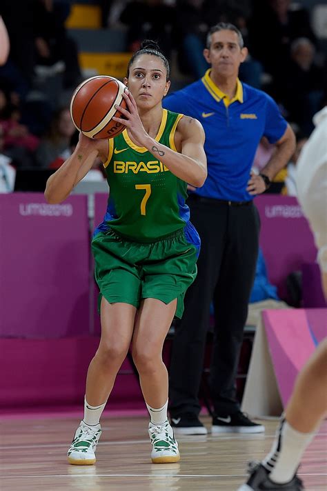 Patty Teixeira jugando baloncesto