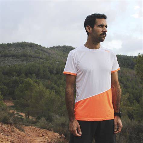 camiseta deportiva blanco naranja flúor