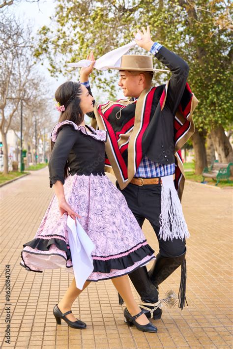 pareja bailando cueca chilena urbana