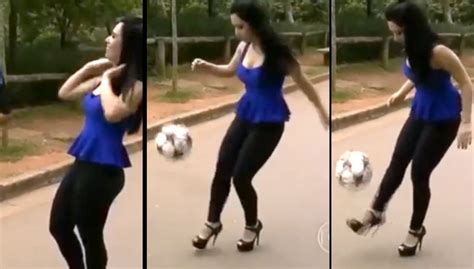 mujer dominando balón con tacones