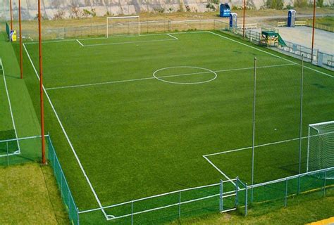Sección de cancha fútbol 7 con pasto sintético