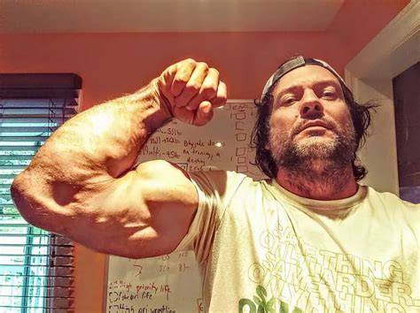 Devon Larratt compitiendo en lucha de brazos