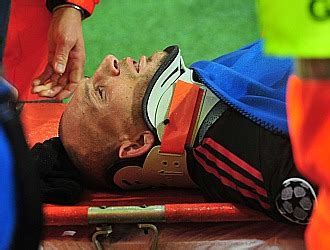Arquero retirado en camilla con collarín