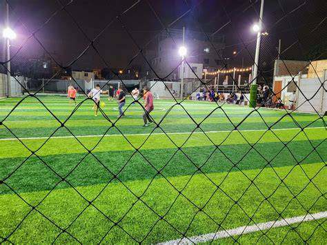 Cancha sintética de fútbol 7 iluminada