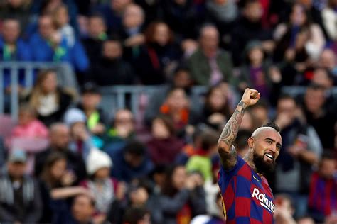 Arturo Vidal celebra gol ante Alavés