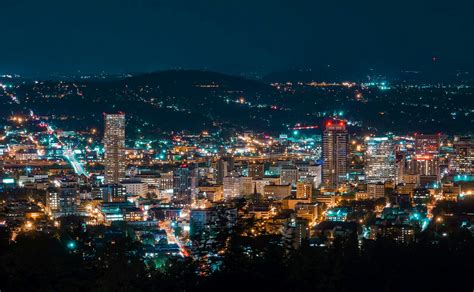 Ciudad sobre un monte iluminada de noche