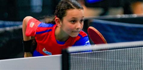 Fabiana Báez jugando tenis de mesa