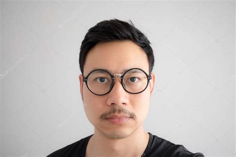 Chico asiático con camiseta básica