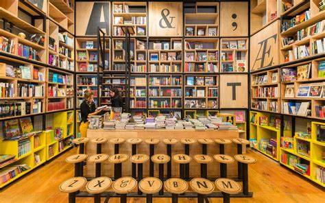 Interior de una librería con atención al público