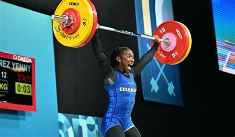 Yenny Álvarez compitiendo en halterofilia