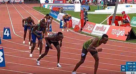 Atletas disputando una carrera de 800 metros