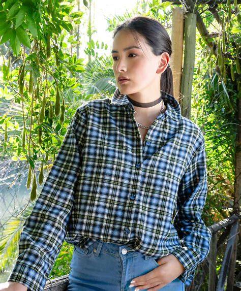 mujer con camiseta cuadrillé casual