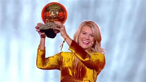 Ada Hegerberg levanta el Balón de Oro