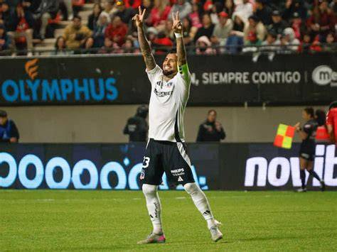 Arturo Vidal ovacionado en Teatro Caupolicán