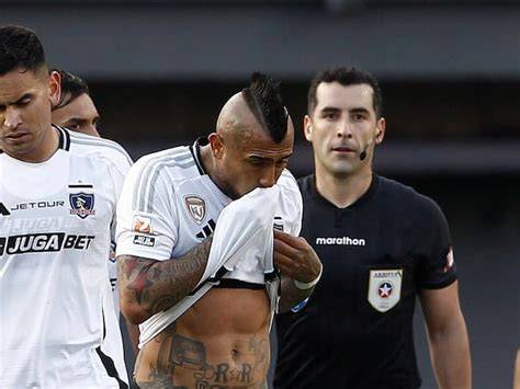 Arturo Vidal abraza a Mirko Jozic