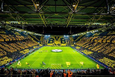 Hinchas del Borussia Dortmund en Signal Iduna Park